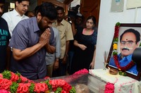 Chiranjeevi pays homage to Vijaya Bapineedu